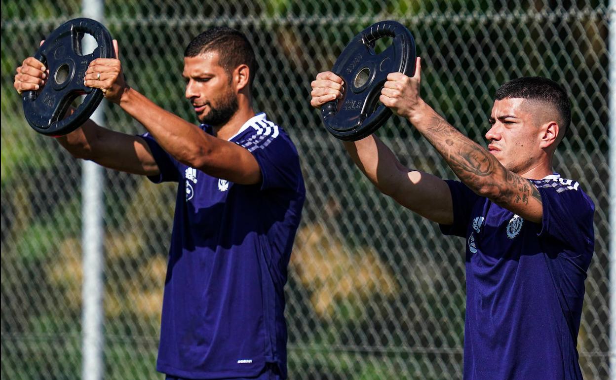 Joaquín haciendo ejercicios de fuerza junto a Lucas Olaza. 