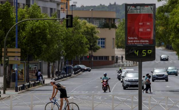 Un termómetro marcaba este domingo 45 grados en Sevilla.