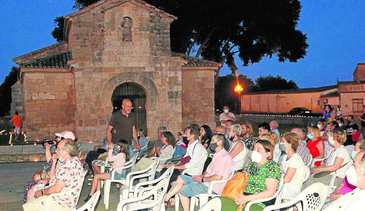 El público disfruta de las actuaciones junto a la basílica de San Juan de Baños.