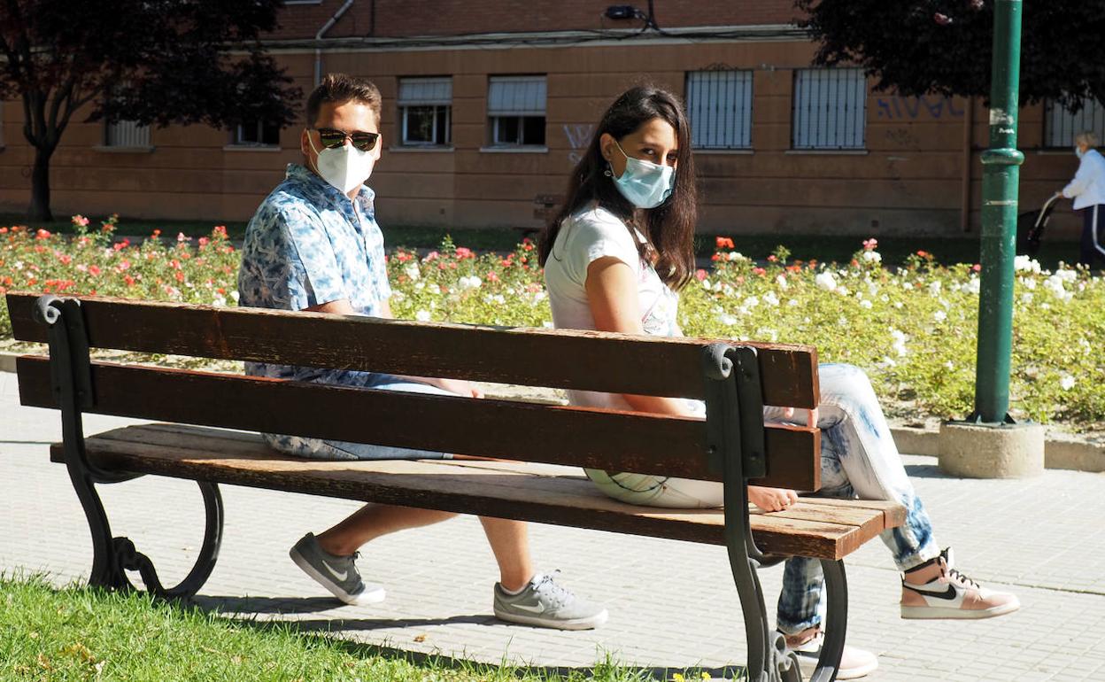 Víctor y Yanira, participantes en el programa de formación prelaboral en jardinería del colegio El Pino, en Tórtola. 