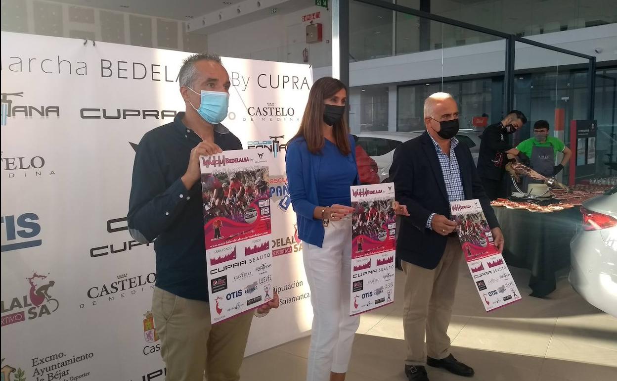 José Antonio del Álamo, María Sánchez, de Seauto, y el diputado de Deportes, Jesús María Ortiz. 