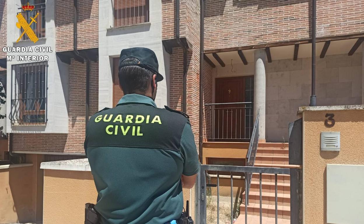 La Guardia Civil en las inmediaciones de la casa.