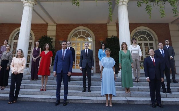 El presidente del Gobierno, Pedro Sanchez (2i, delante), preside la tradicional foto de familia de la nueva composición del Ejecutivo.