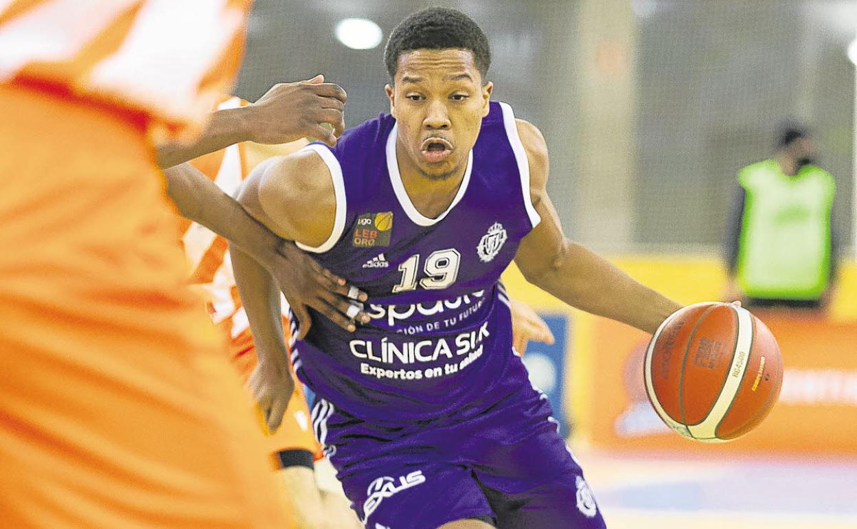 Pantzar inicia una penetración a canasta con la camiseta del Real Valladolid Baloncesto. 