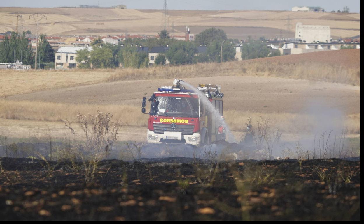 Activo un fuego en Fuenteguinaldo de origen accidental por maquinaria