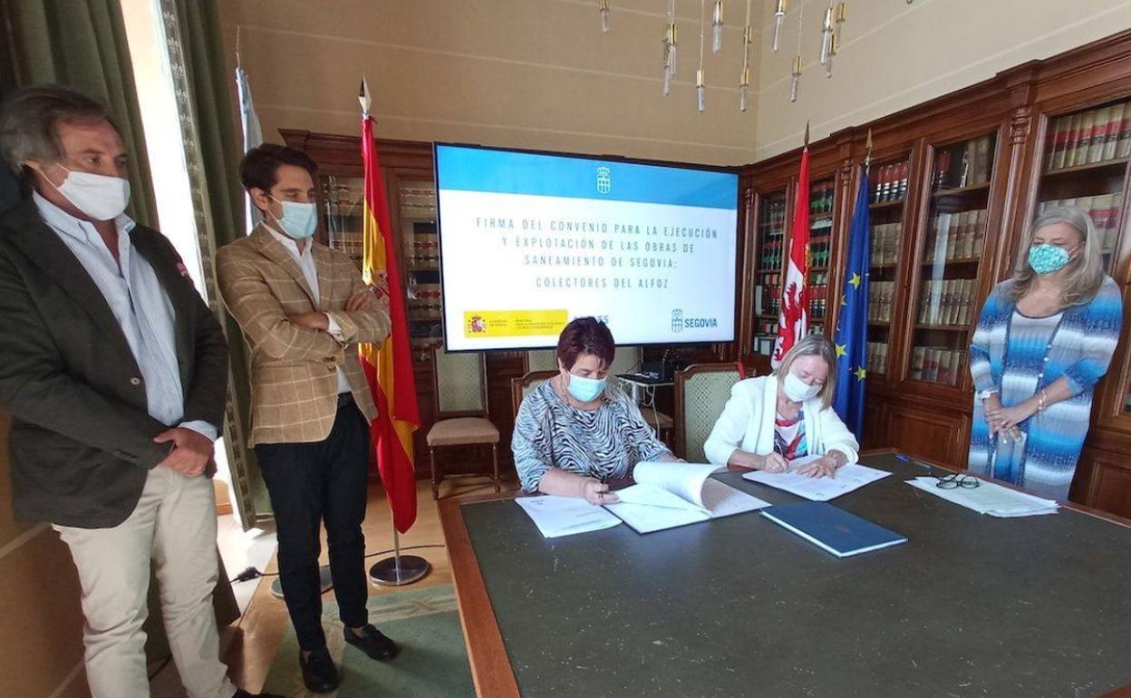 Firma del convenio entre el Ayuntamiento de Segovia y Acuaes por el colector de Tejadilla, este miércoles. 