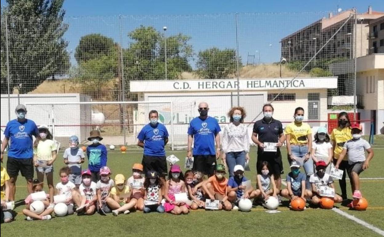 La concejala de Familia e Igualdad de Oportunidades posa junto a los participantes de «Apúntate al verano» 