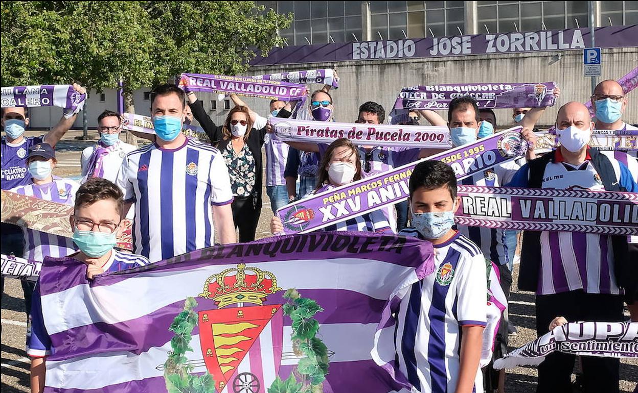 Aficionados blanquivioletas a las puertas del estadio Zorrilla en una imagen de junio de 2020. 