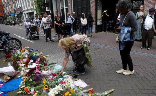 Una mujer deposita flores en el lugar donde se disparó a Peter R. De Vries. 