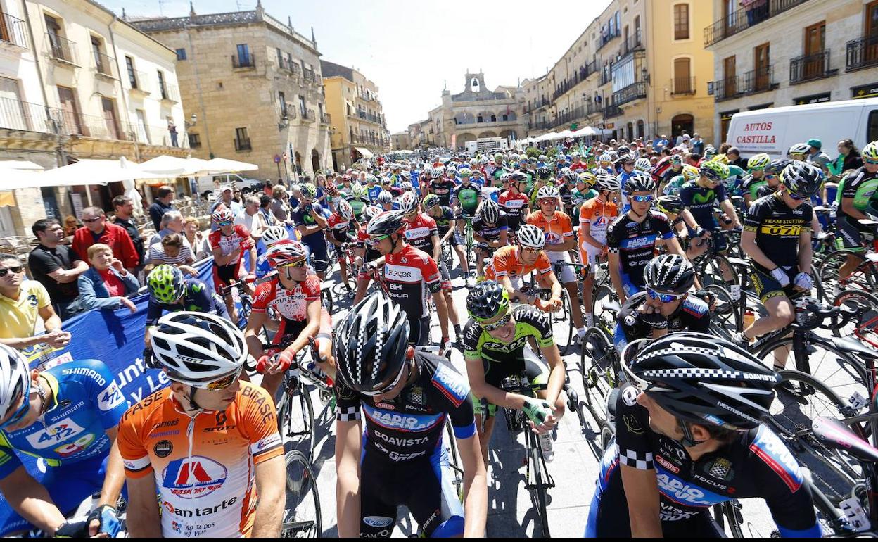 Los corredores se amontonan en la salida de Ciudad Rodrigo, en la última edición celebrada en 2019. 