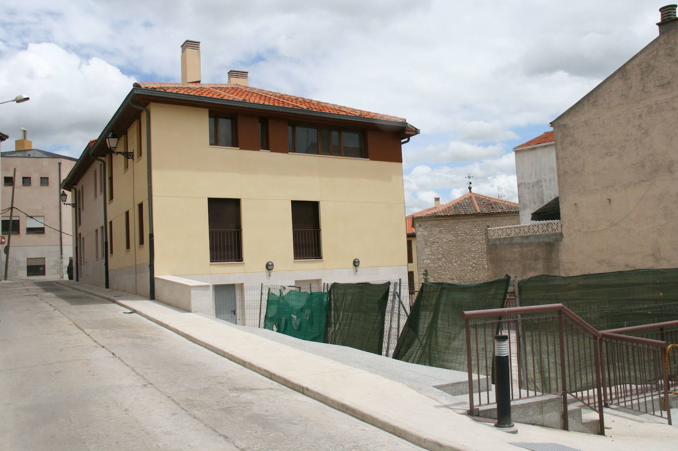 Bloque cerrado de las viviendas de Niñas Huérfanas, en Cuéllar.