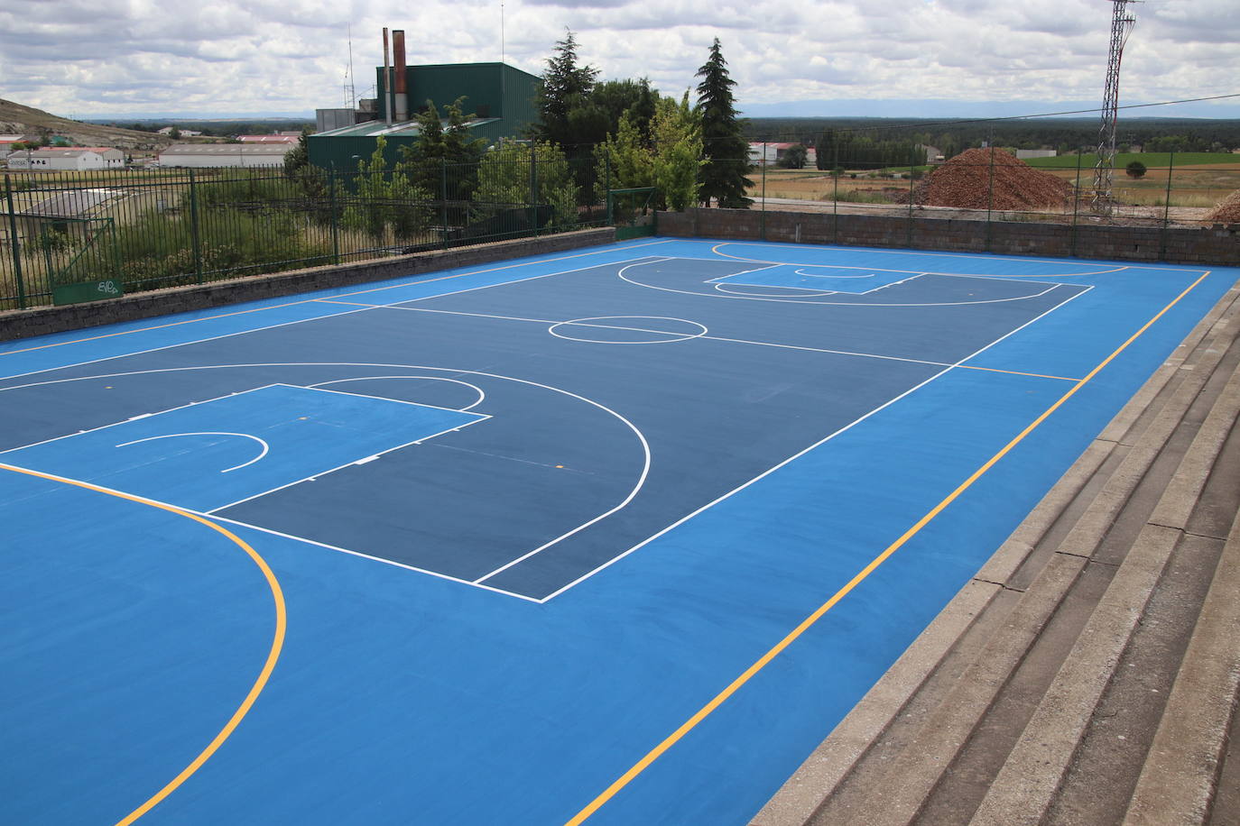 El Ayuntamiento invierte más de  euros en la mejora de la pista de  baloncesto | El Norte de Castilla