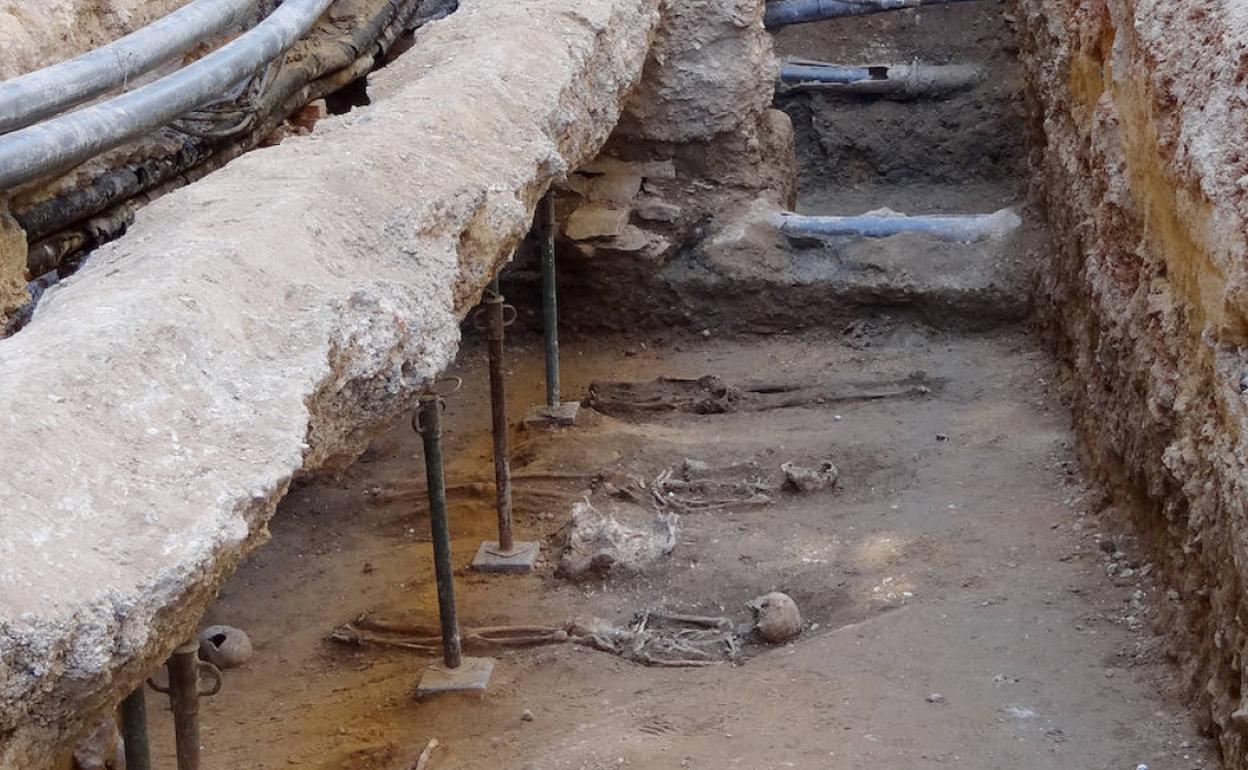 Esqueletos hallados en el yacimiento de Constitución hace un año. 