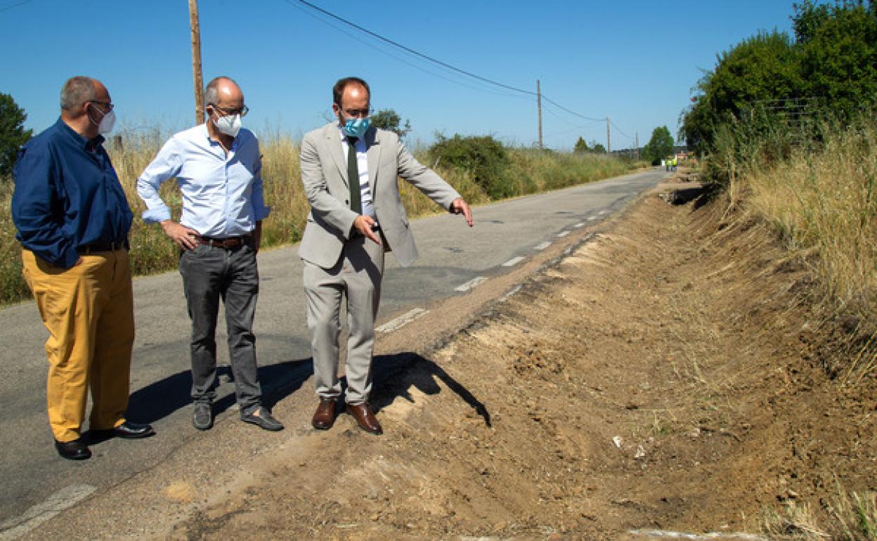 El Presidente de la Diputación de Salamanca, Javier Iglesias, y el alcalde de Ciudad Rodrigo, Marcos Iglesias, visitan las obras de la carretera DSA-476 acceso a Ivanrey desde N-620 