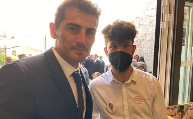 Casillas posa con uno de los camareros del Restaurante Nuvi. 