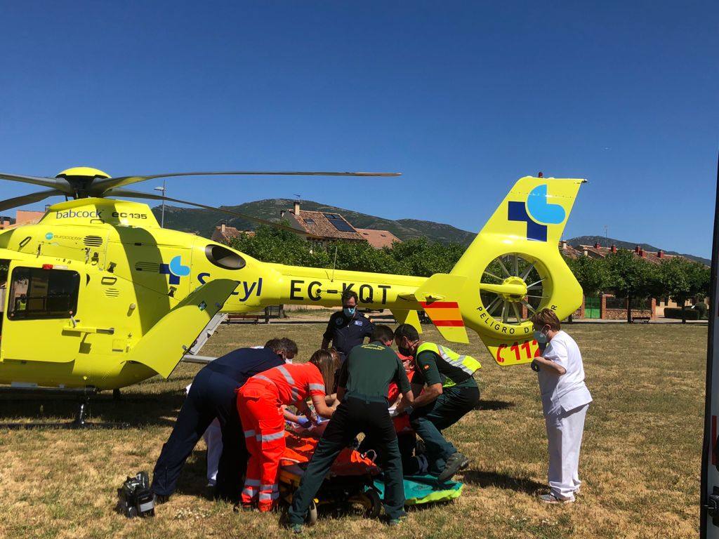 Personal sanitario y del EREIM preparan el traslado de la víctima al Hospital General. 