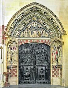 Imagen secundaria 2 - Papamoscas. Autómata del s. XVIII instalado en la nave mayor. Portada del claustro alto de la catedral. 