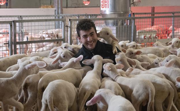 Los pilares básicos de la granja son las personas que trabajan en ella y los animales. 