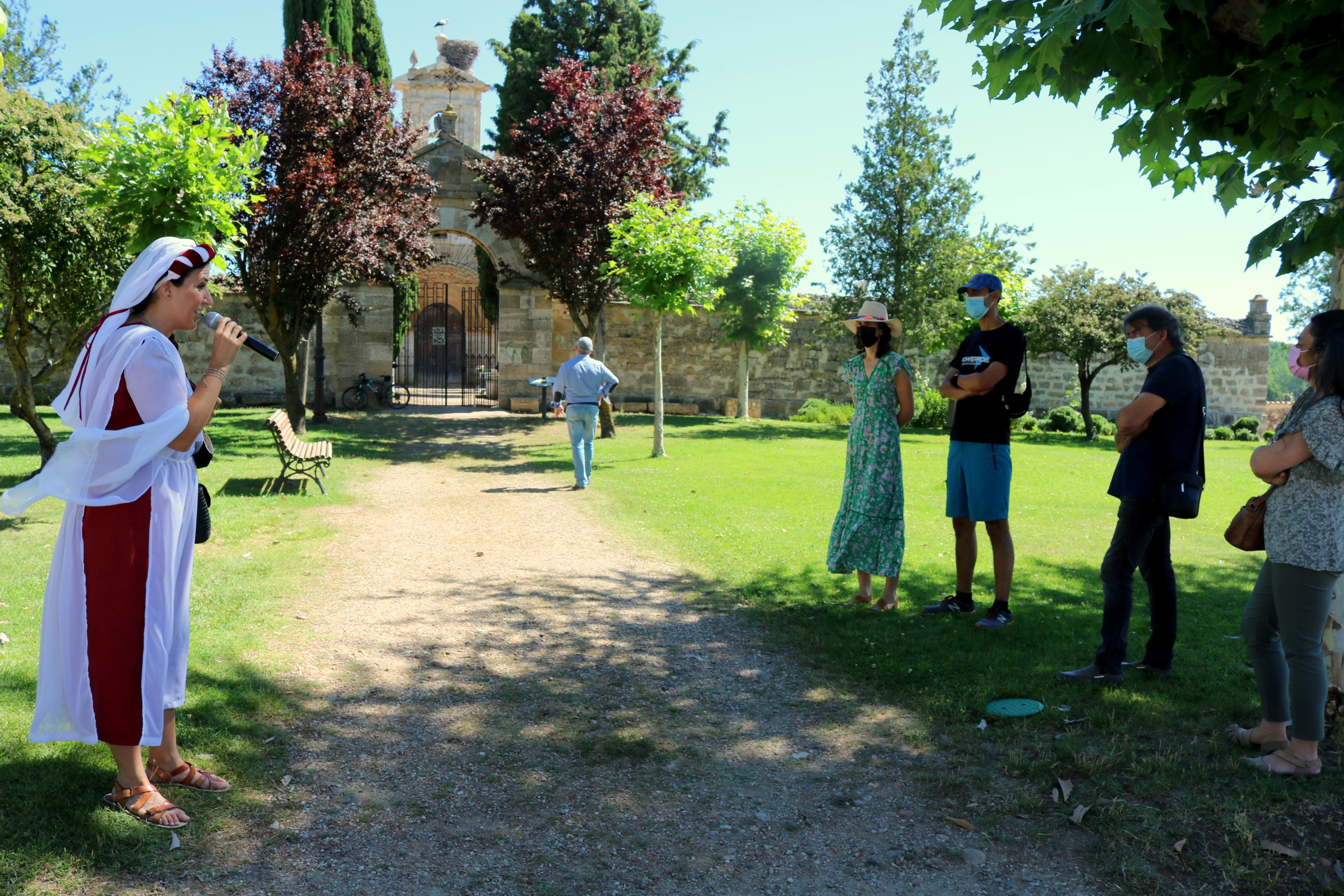 La actriz Erica González, en el papel de la doncella Doña Inés, muestra el patrimonio de Torquemada