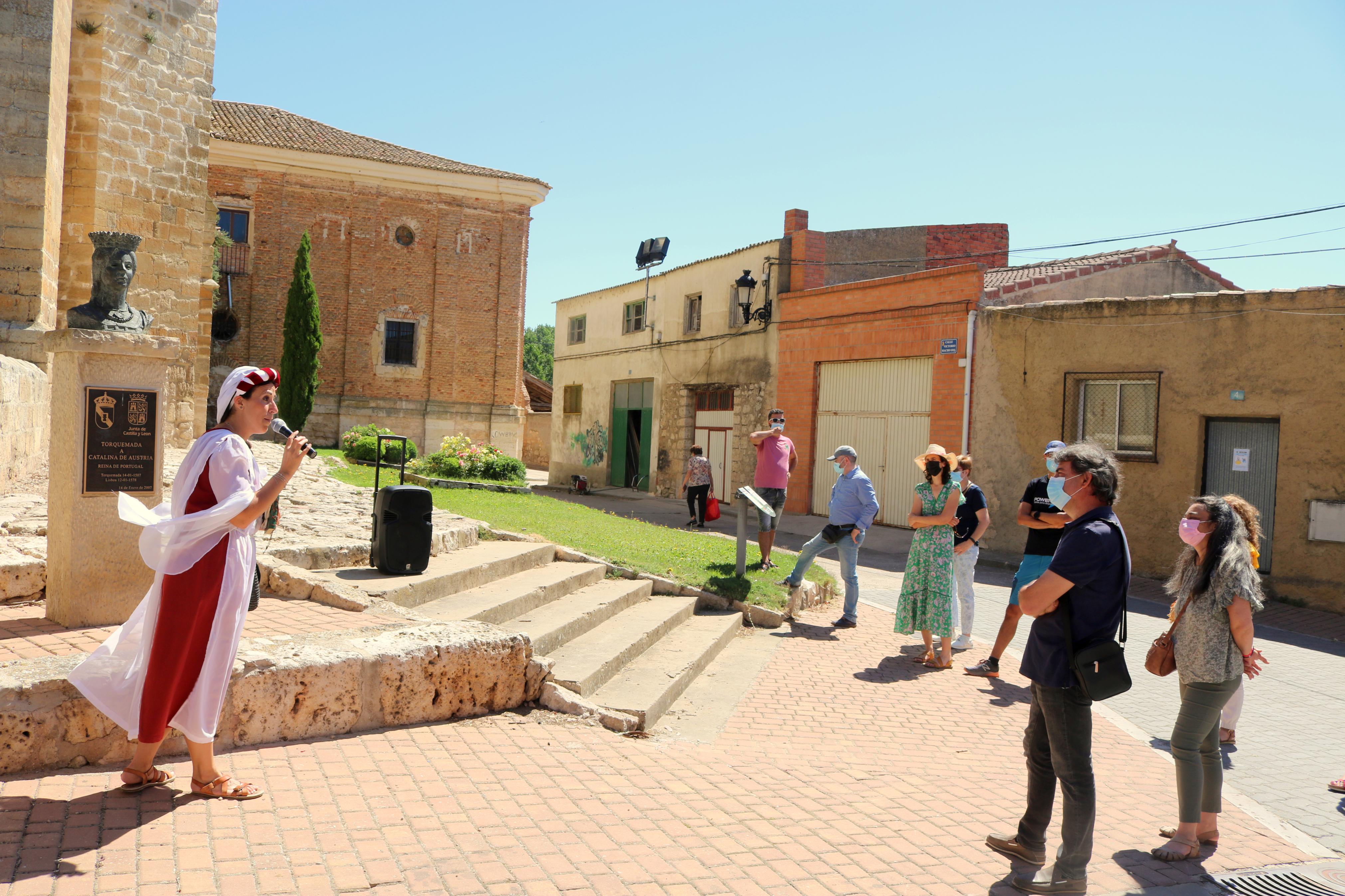 La actriz Erica González, en el papel de la doncella Doña Inés, muestra el patrimonio de Torquemada