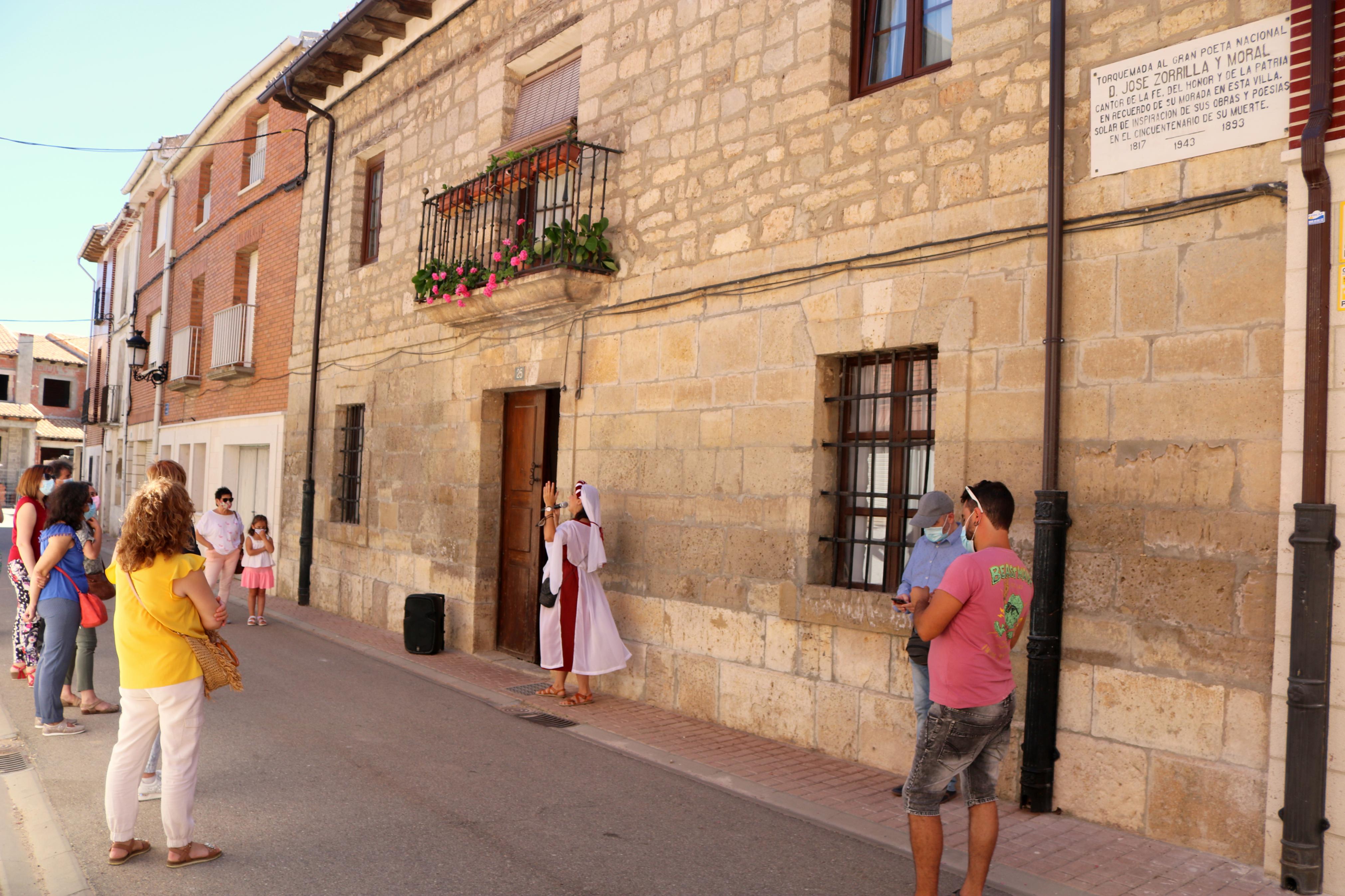 La actriz Erica González, en el papel de la doncella Doña Inés, muestra el patrimonio de Torquemada