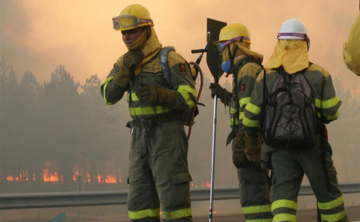 Retén de bomberos en un incendio. 