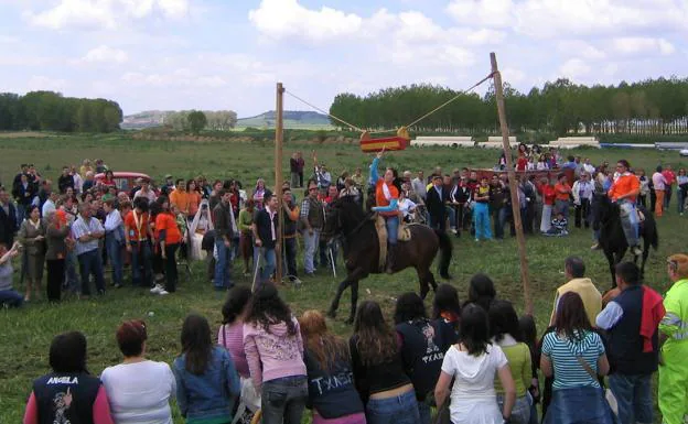 Carrera de cintas del 4 de mayo que protagonizan los quintos.