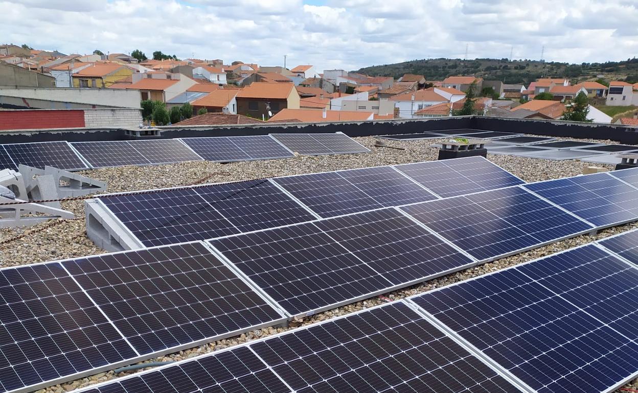 Placas solares colocadas en el tejado de la residencia de mayores. 