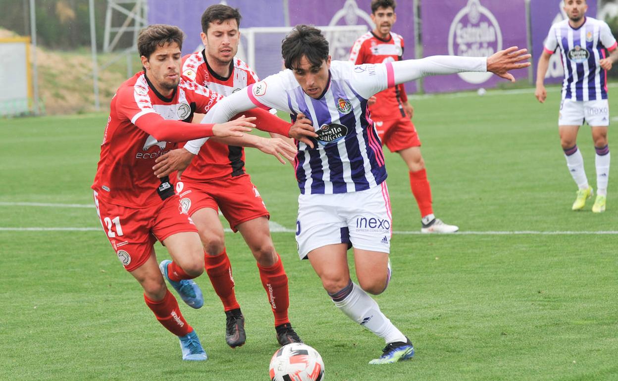 Acción del último partido de la pasada temporada en los Anexos entre el filial del Real Valladolid y Unionistas. 