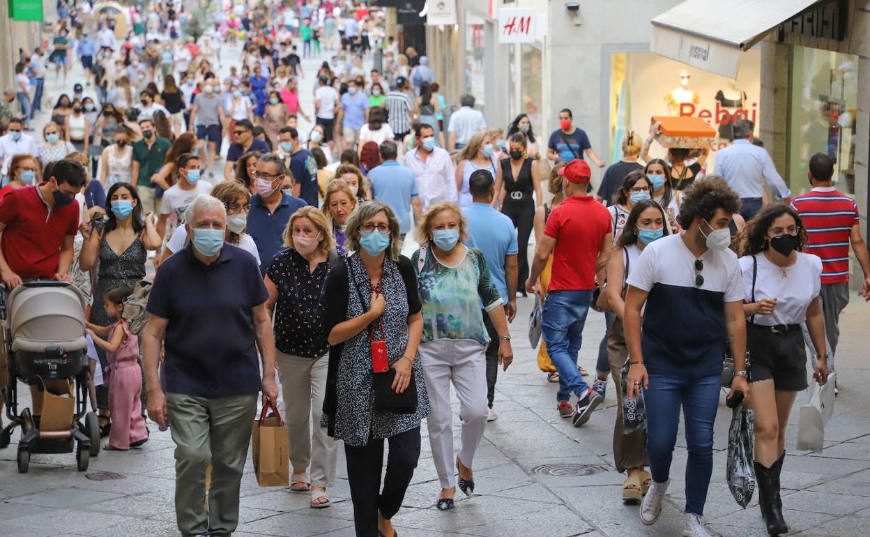 Gente en una céntrica calle de Salamanca.