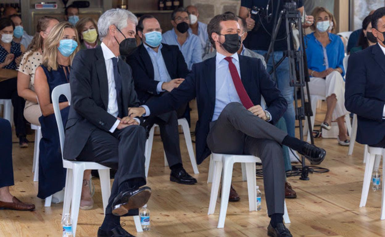 Pablo Casado (d) junto al presidente de la Fundación Concordia y Libertad, Adolfo Suárez.