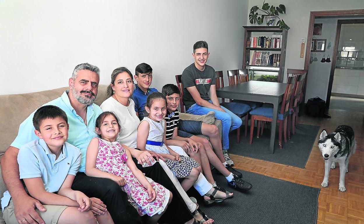 Familia Manrique Cabrera, familia numerosa especial: los padres, María Isabel y César Eduardo; los hijos de mayor a menos edad: Juan Diego, José Ramón, Francisco Javier, Eduardo Miguel, Irene María y Gabriela María.