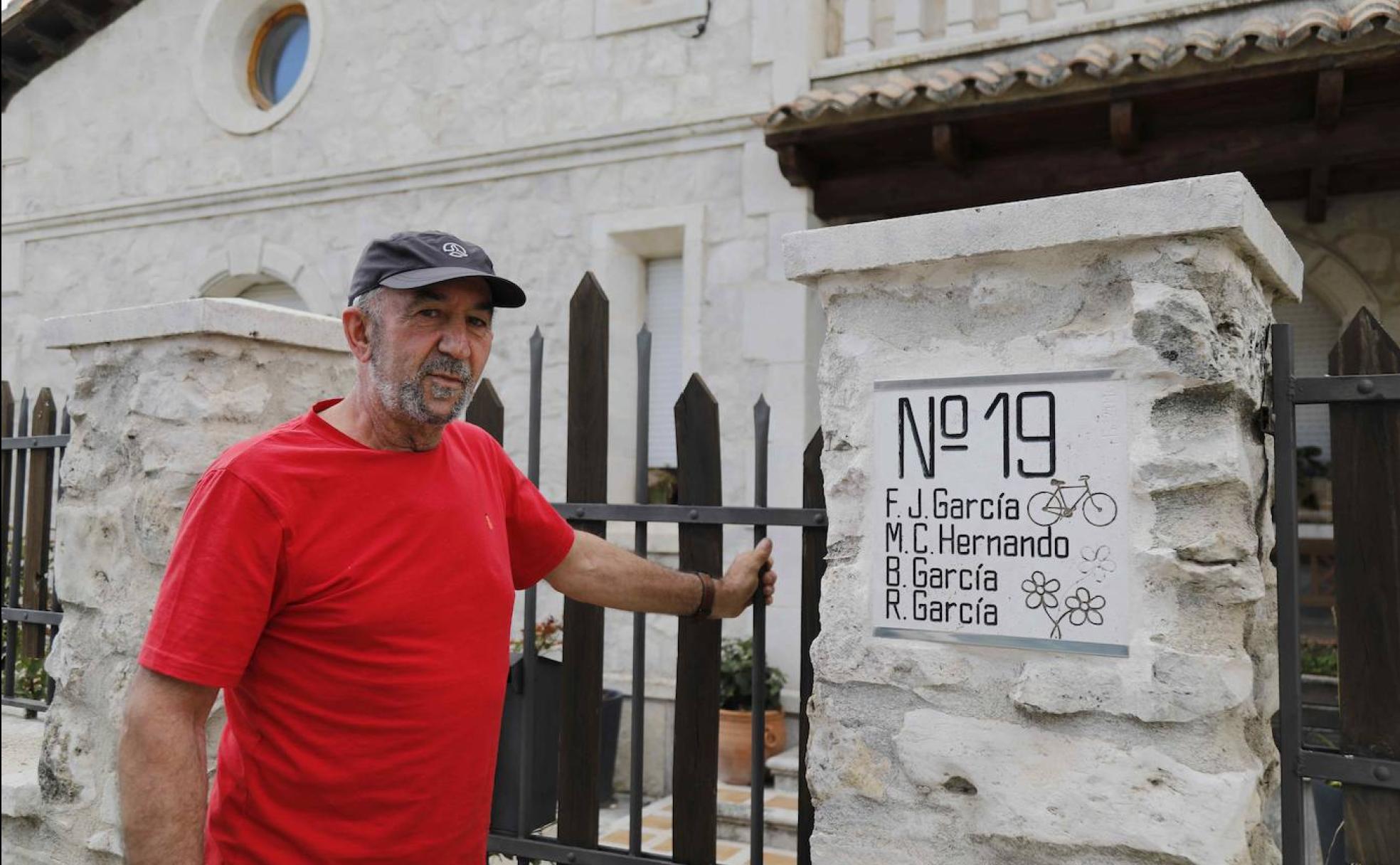 Francisco Javier, con siete García en sus apellidos, junto a la placa con los apellidos familiares en Campaspero 