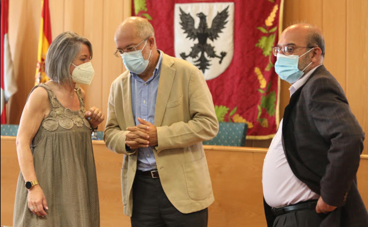 El vicepresidente, Francisco Igea; y el director general de Ordenación del Territorio, Antonio Calonge (D), tras el encuentro con la alcaldesa de Aguilar de Campoo, María José Ortega. 