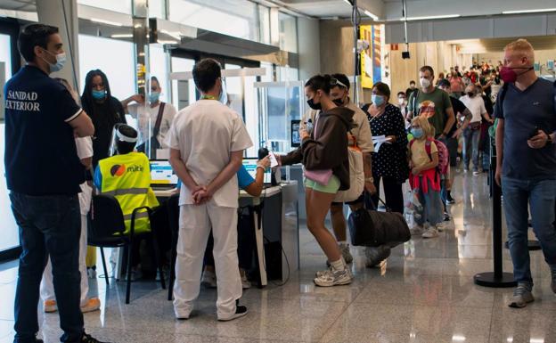 Pasajeros mostrando el certificado covid a su llegada al aeropuerto de Palma de Mallorca.