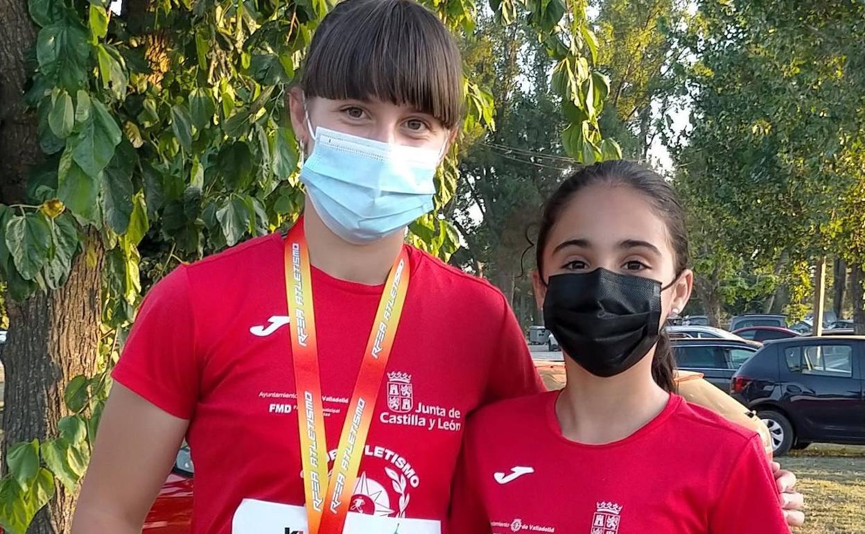 Nerea López con la medalla y Andrea Jaén. 