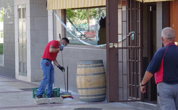 La banda del BMW desvalija un bar de Arroyo mientras cruza insultos con los vecinos que presenciaron el asalto