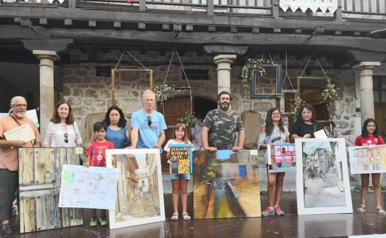 Foto de archivo. Ganadores de una pasada edición del Certamen de Pintura Rápida 