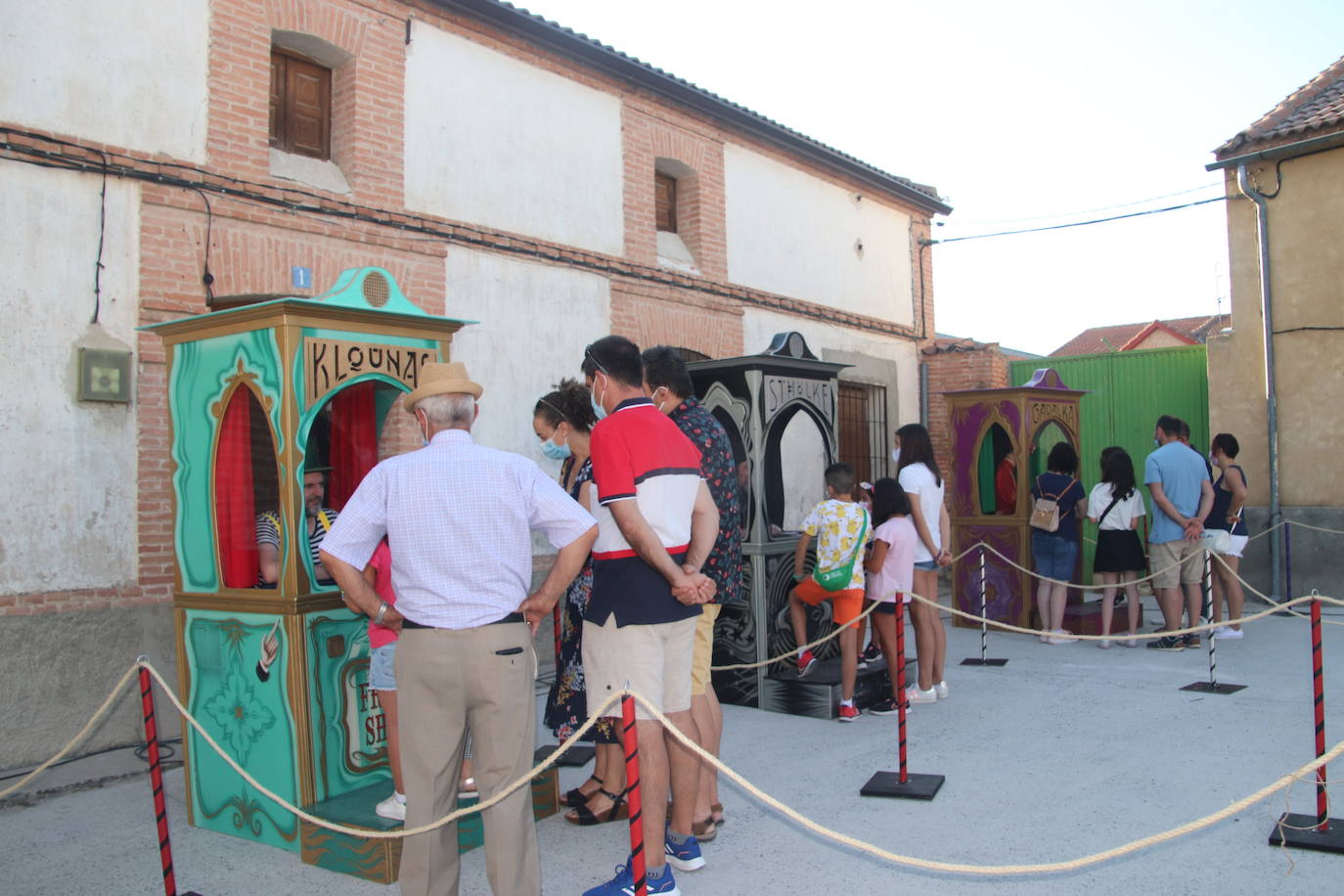 Niños y mayores disfrutan de tres cabinas como la de Zoltar, de la película 'Big'.