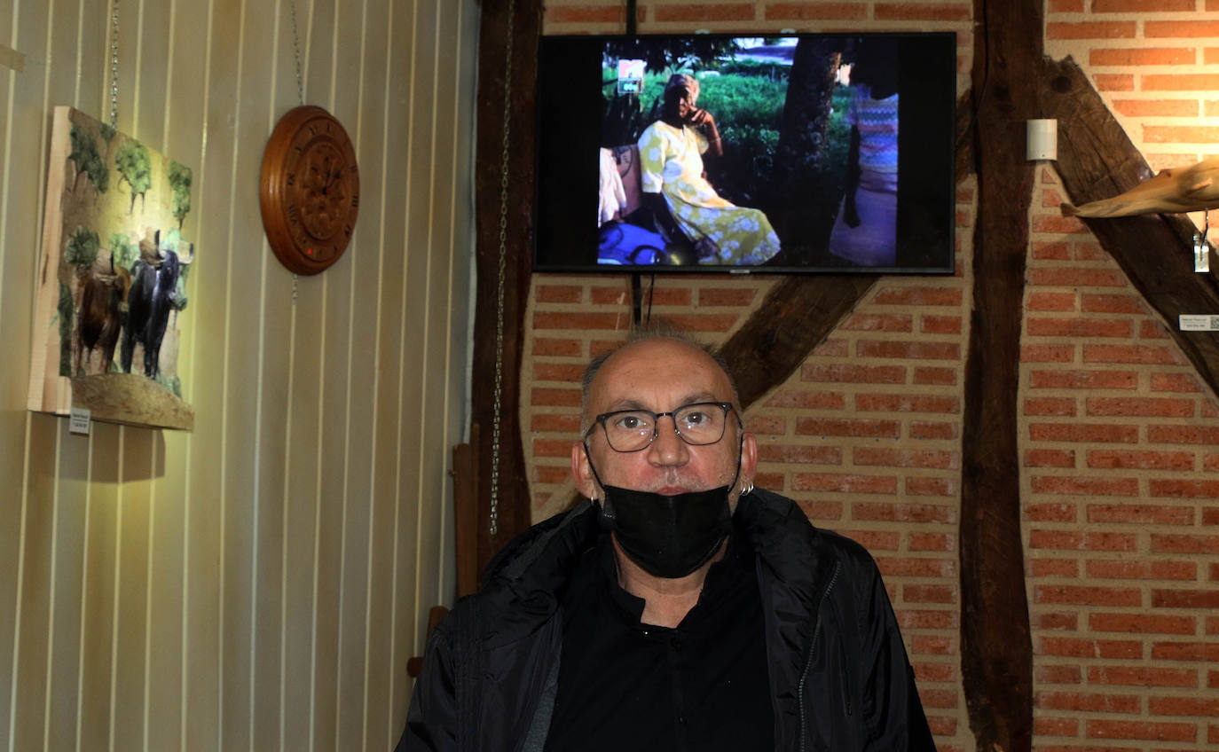 Óscar Velasco, de El Desván, con la televisión de su local encendida.