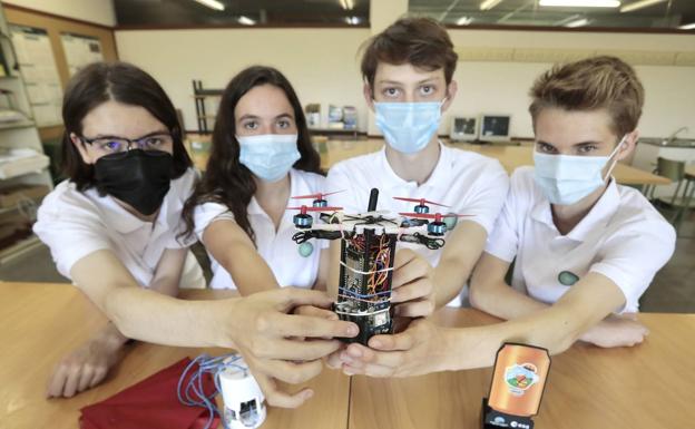 Jorge, Ángela, Jaime y Álvaro, integrantes del grupo Austros-17, en un laboratorio del Diego de Praves. 