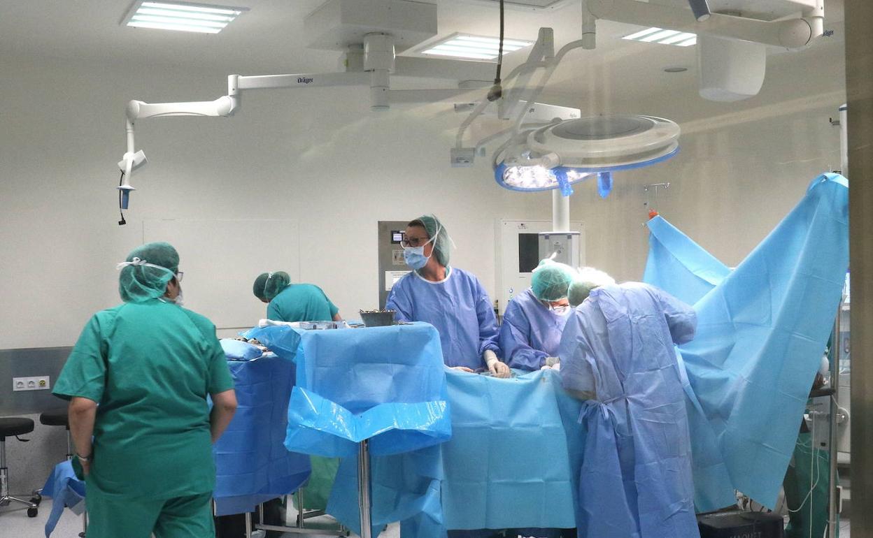 Intervención quirúrgica en el Hospital Clínico de Valladolid. 