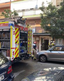 Imagen secundaria 2 - Bomberos y Policía Local en el lugar del suceso.