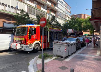 Imagen secundaria 1 - Bomberos y Policía Local en el lugar del suceso.