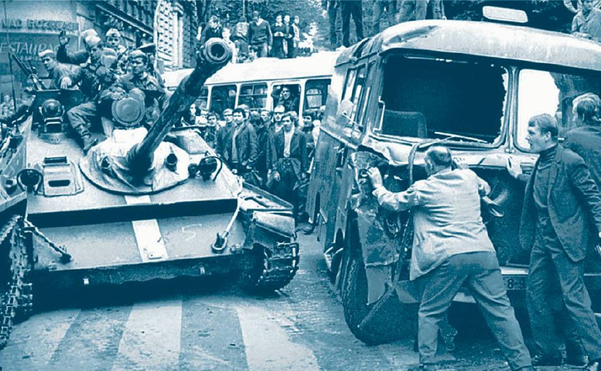 Los tanques soviéticos en Praga en agosto de 1968, observados por algunos ciudadanos que intentaron frenar su avance.