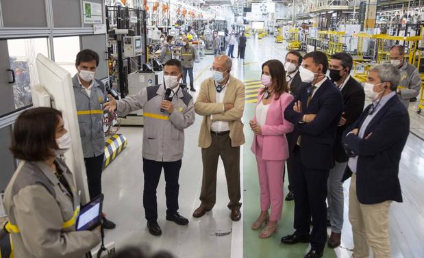 Francisco Igea y Carlota Amigo reciben explicaciones en su visita a la planta de Valladoalid. 