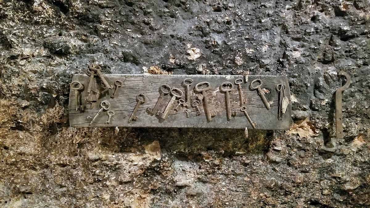 Una de las bodegas restauradas de Covarrubias. Unos diez años en sus ratos libres ha empleado este albañil y vecino de Covarrubias en restaurarla.