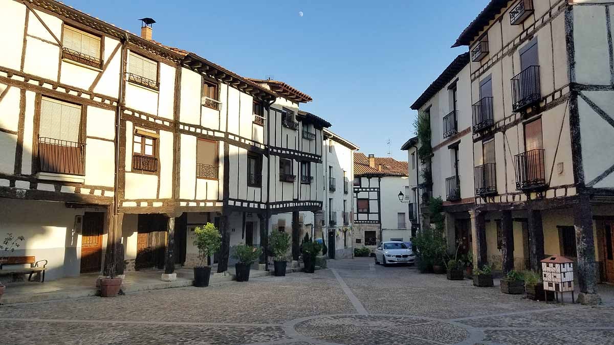 Una plaza de Covarrubias con la arquitectura típica castellana.