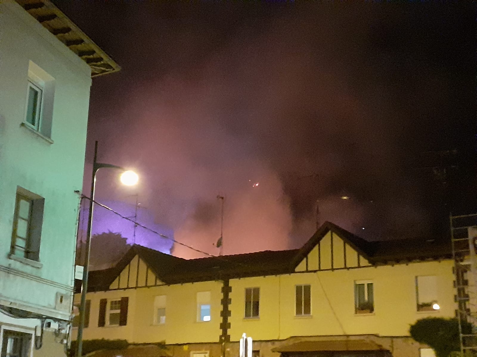 Fotos: Un incendio intencionado devora los aledaños del Castillo de Burgos