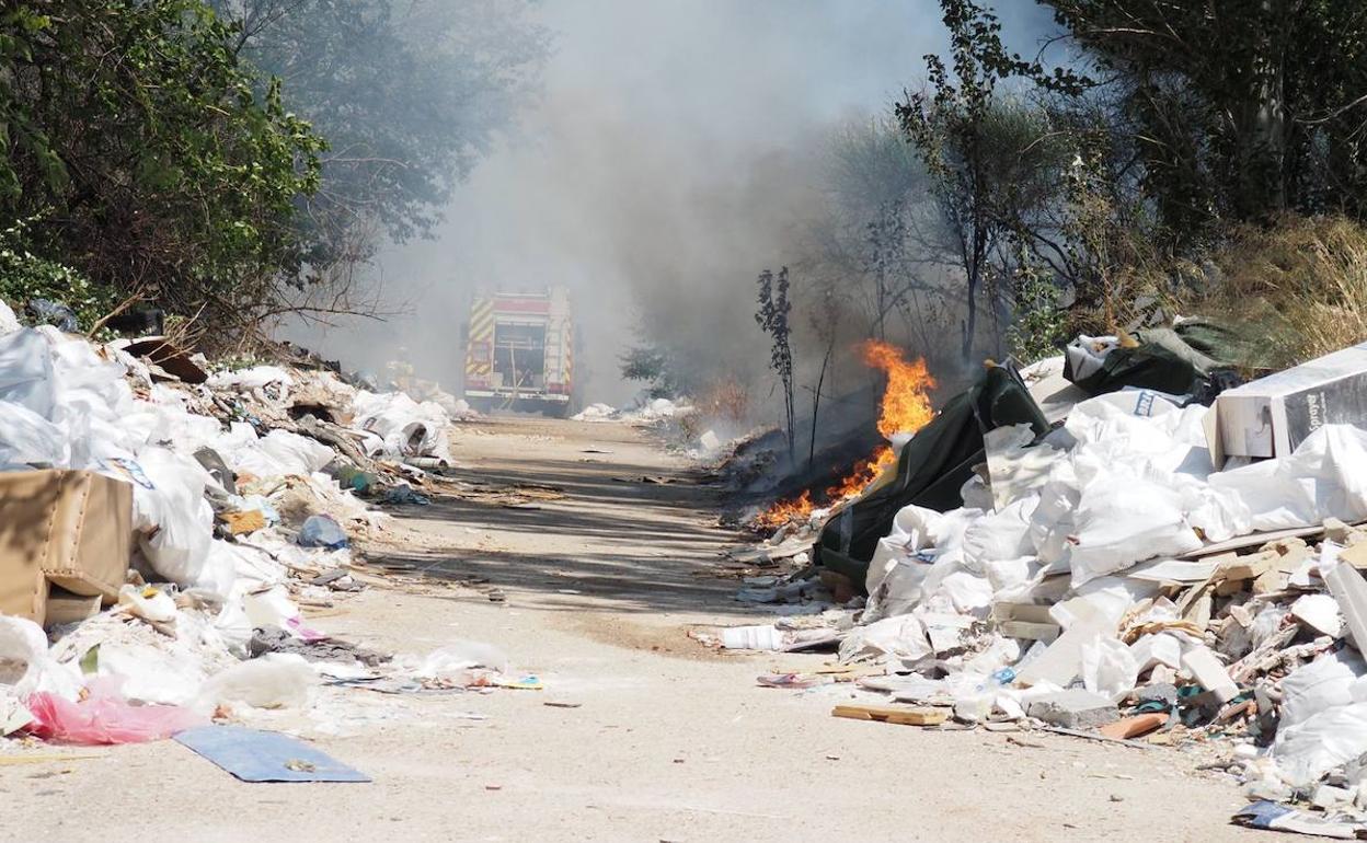 Arde un vertedero en la zona trasera del Benito Menni